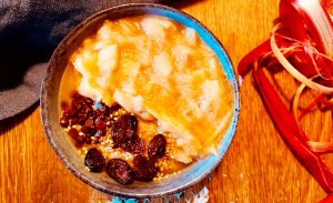Hirse-Buchweizen-Porridge mit Rhabarber-Kompott