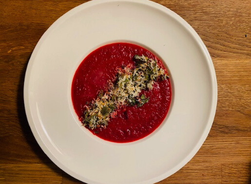 Rote Beete Suppe mit Kokos-Curry-Ingwer Topping